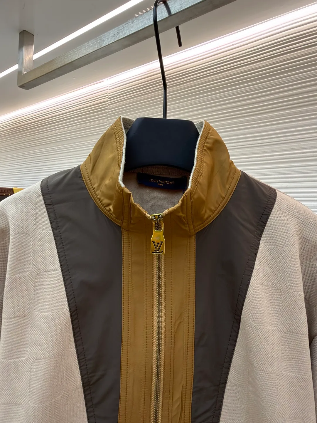 LOUIS VUITTON checkerboard half-zip workwear pullover ●Original version: Purchased and developed for 15700 ●Item number: 1681008-B05 ●Fabric: polyester fiber nylon fabric ●Technology: counter-position cutting machine ●Version: fitted version ●Weight: about 640 grams ●Size: S-M-L-XL ●Description: It is made of polyester fiber fabric, which has good breathability and moisture absorption. It is comfortable to wear and has a crisp texture. The fabrics of different materials and colors on the neckline are perfectly spliced. For example, the dark fabric at the neckline is spliced with the light-toned fabric on the main body. The lines are smooth and natural without any misalignment. The brand logo uses high-quality embroidery technology. The letters and patterns are three-dimensional and full, with fine stitching, high firmness, and not easy to fall off, highlighting the unique brand texture. The overall wiring is straight and delicate, the fabric is comfortable and soft, and the color is consistent without color difference. It can be matched with the same style to create a fashionable look and control various occasions. Customized accessories, complete with three standards, same style for men and women!